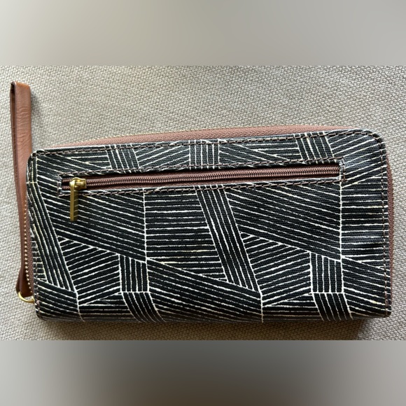 Fossil Women’s Zip Around Leather Clutch Wallet - Picture 3 of 3